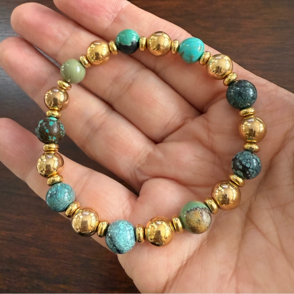 Natural turquoise & gold tone spacer bead stretchy bangle bracelet